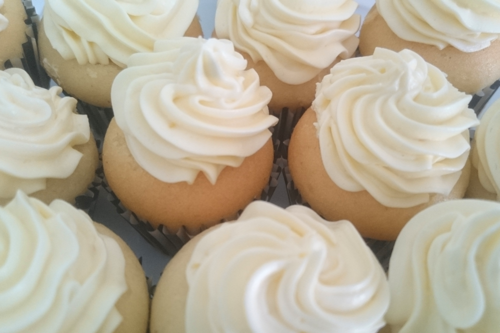 Vegan: Vanille-Cupcakes mit Zitronenfrosting – Zuckerstube Vegan: Vanille-Cupcakes mit Zitronenfrosting – Zuckerstube