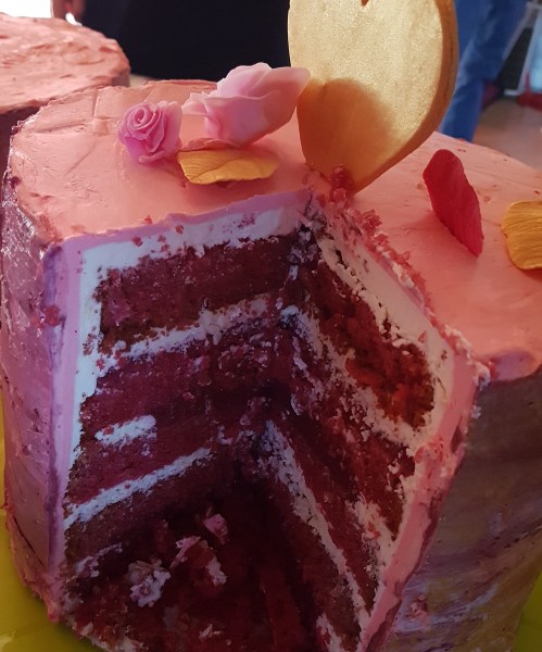 Diesmal wirklich RED-Velvet mit Frischkäsecreme und Beerenpüree.