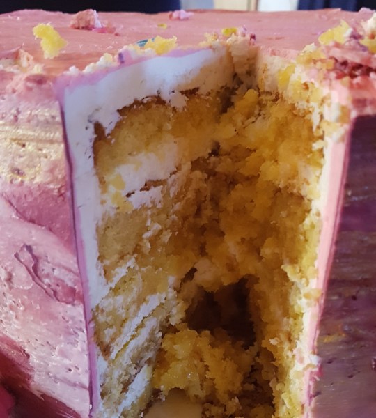 Frischkäsecreme zwischen Lemon Curd und Red-Velvet-Kuchen